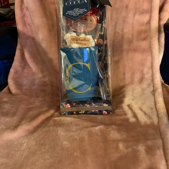 Travel Mug with the letter C - Picture 4 of 4